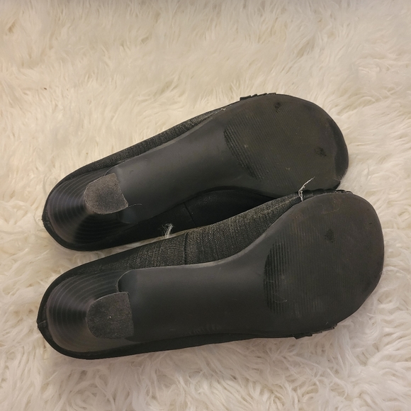 Comfortable Black Satin Kitten Heels with Floral Insoles and Bow - Picture 4 of 9